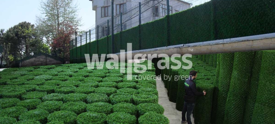 Забор из искусственной травы и рулон травяного забора